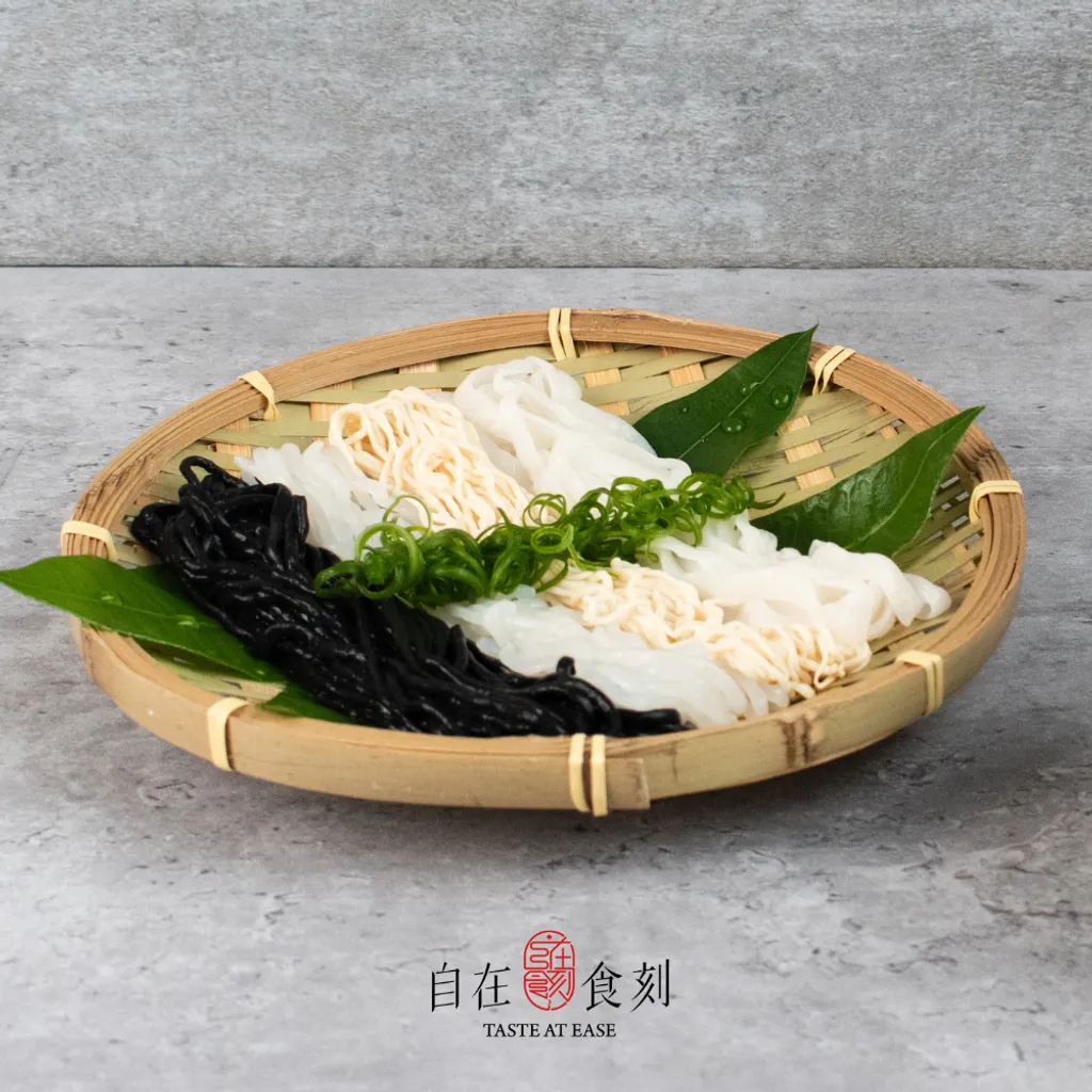 自在食刻蒟蒻麵，竹篩上擺放白色與黑色蒟蒻麵條